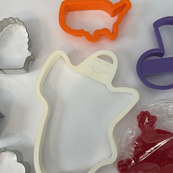 Lot Of 13 Miscellaneous Cookie Cutters Plastic & Metal Ghost church M & M Mitten - Picture 5 of 8